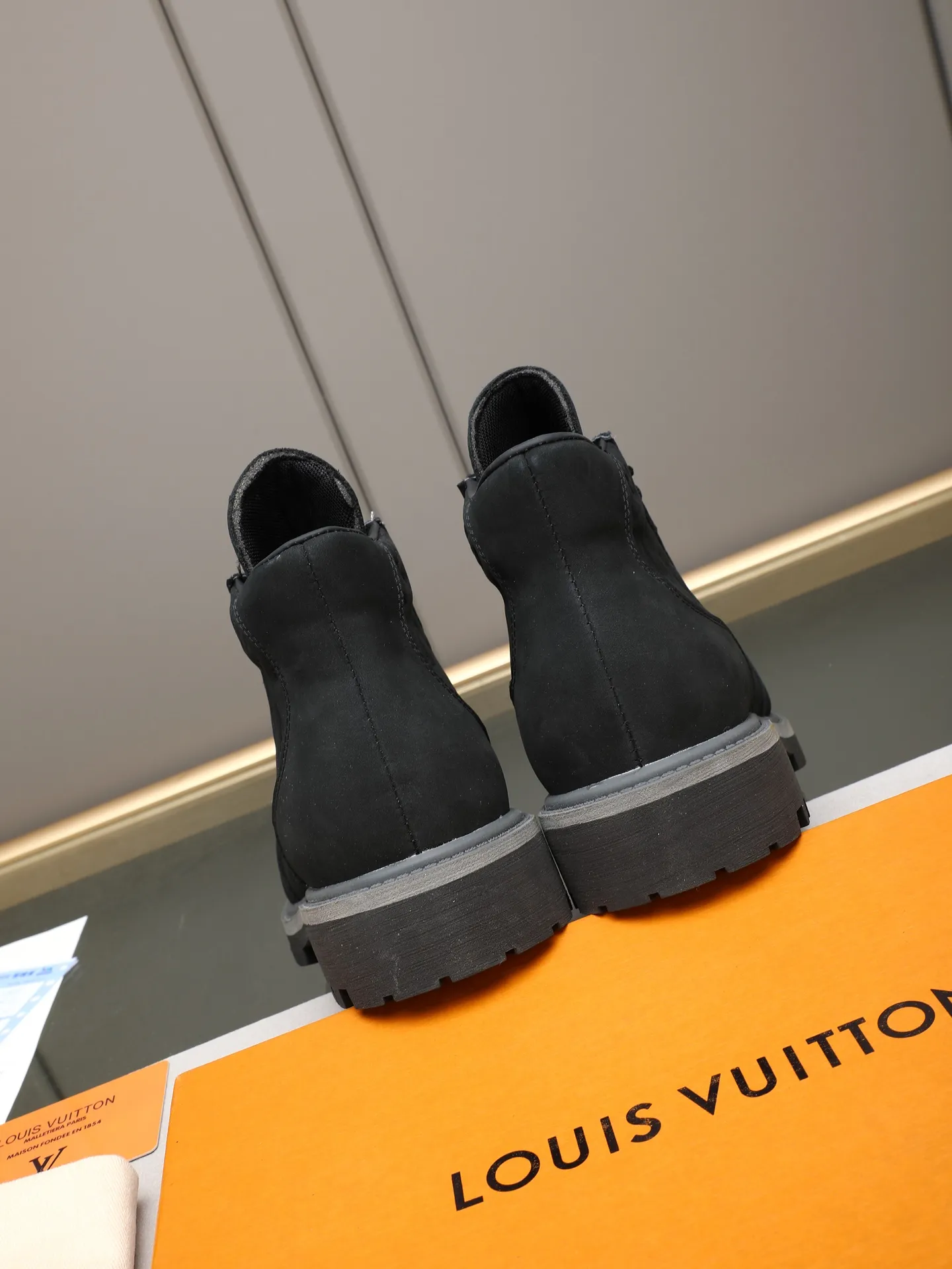 PP460 LOUIS VUITTON ss25 LV donkey brand new thick-soled lace-up big-toe shoes men's casual shoes high-top short boots. These boots are crafted from top-grain calf leather for a lightweight and comfortable fit. The thick EVA outsole is embellished with eye-catching ridges, and the trendy attitude of being both strong and soft makes it an everyday choice. ✔Upper: imported first-layer cowhide ✔Inner lining: sheep lining ✔Outsole: original molded outsole Size: 38-44 (45 customized)